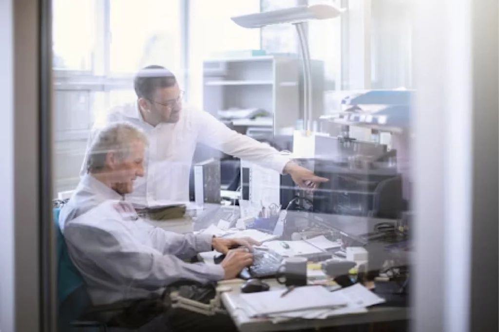 Besprechung hinter Glasfront