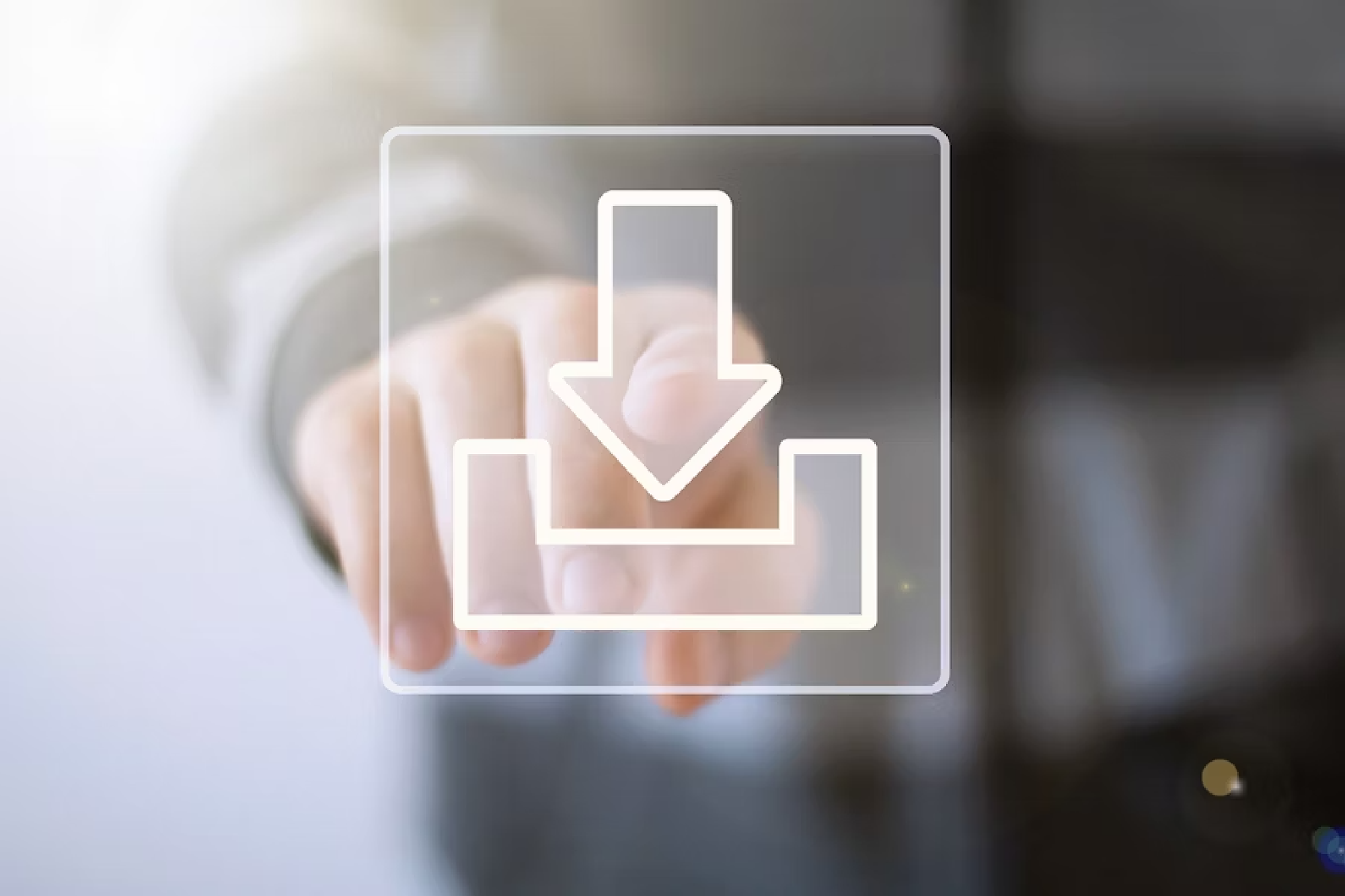 Eine Person tippt auf ein Downloadzeichen