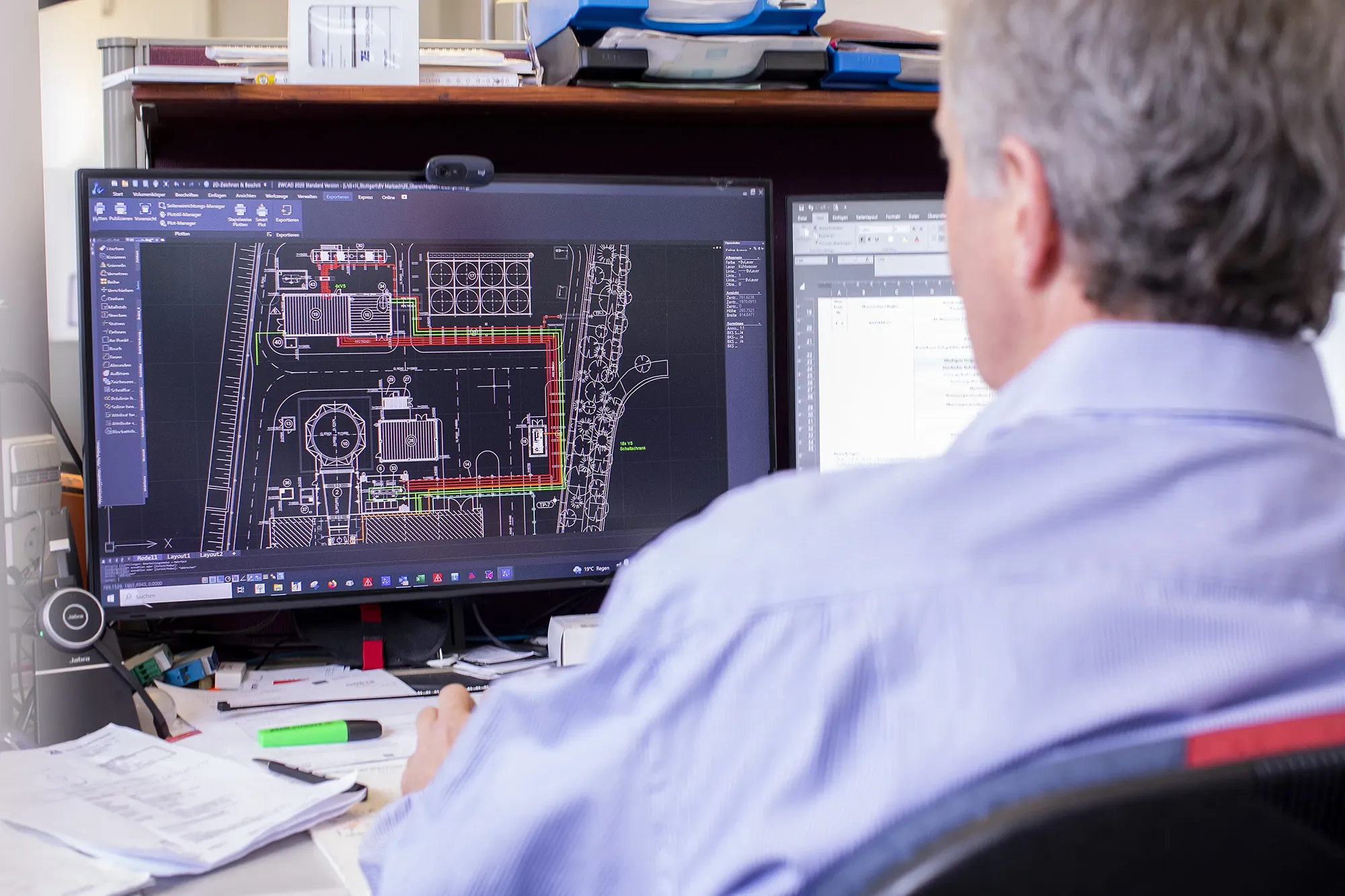 Mann sitzt vor einem PC