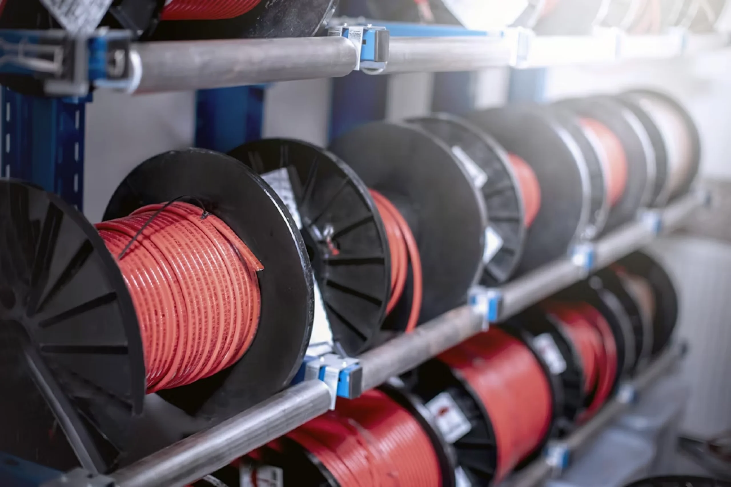 Eine Nahaufnahme von aufgerollten Heizbändern