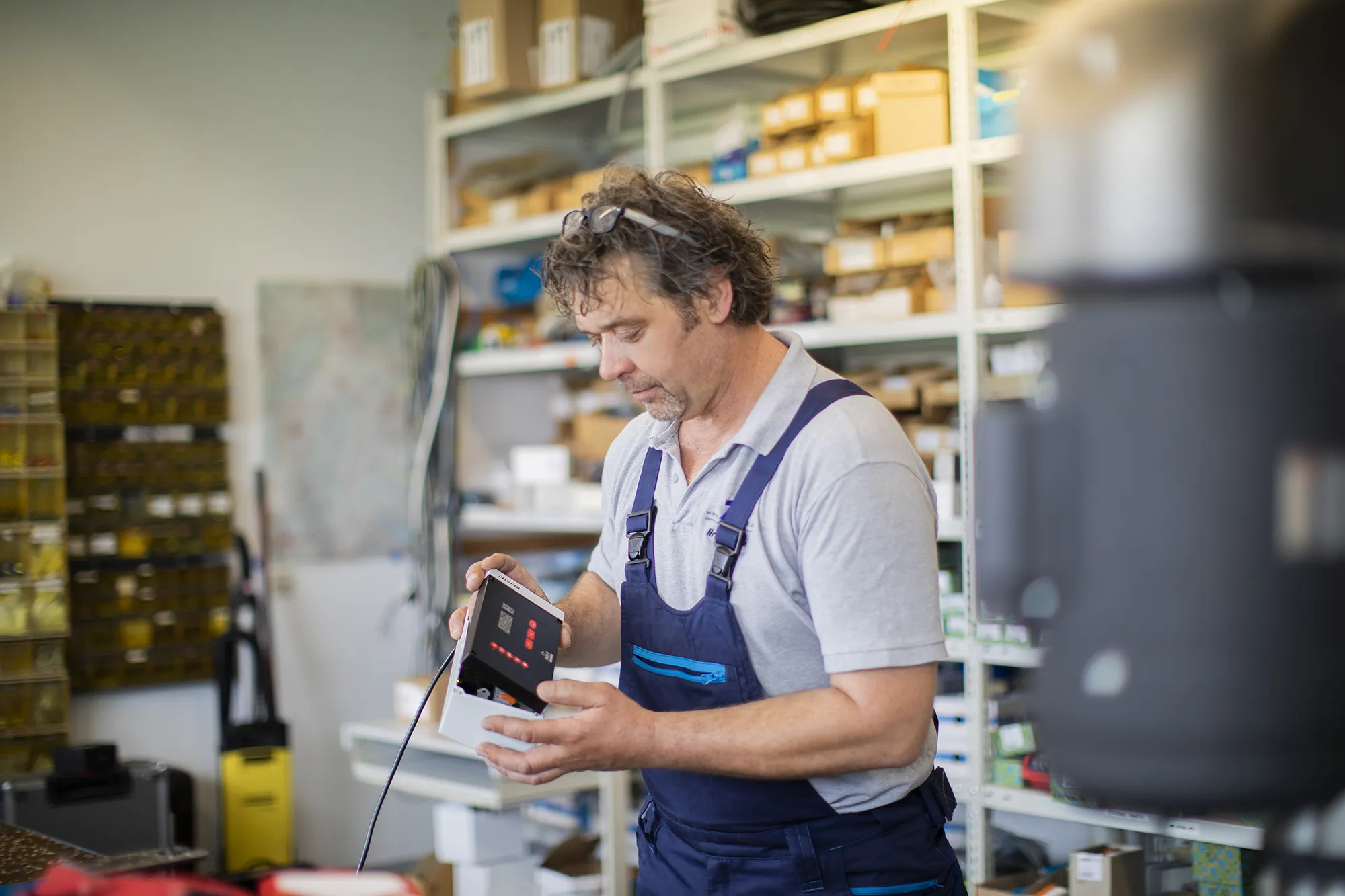 Ein Mann schaut sich eine elektrisch aussehende Schachtel an
