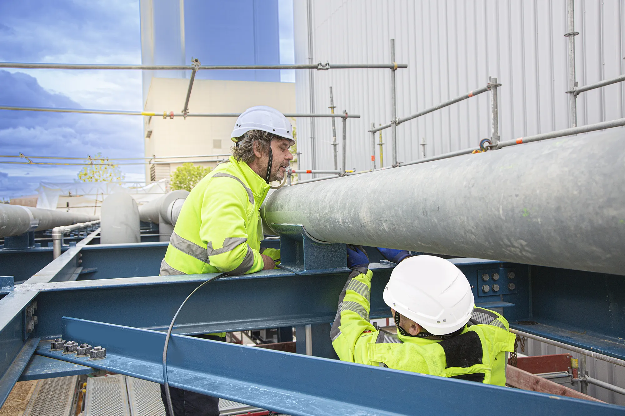 Ein Mann baut an einem breit verlegtem Rohr