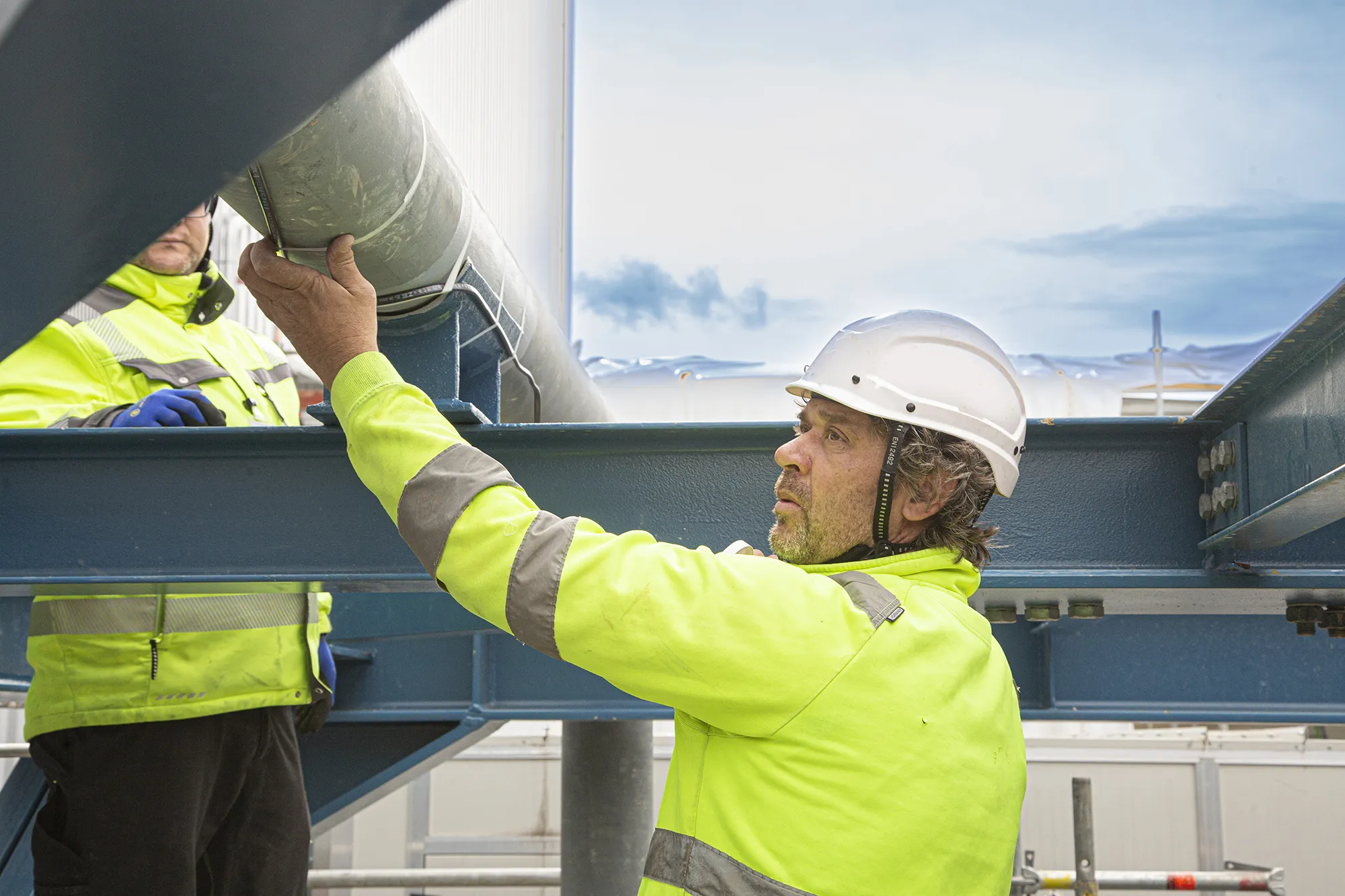 Ein Mann baut an einem breit verlegtem Rohr
