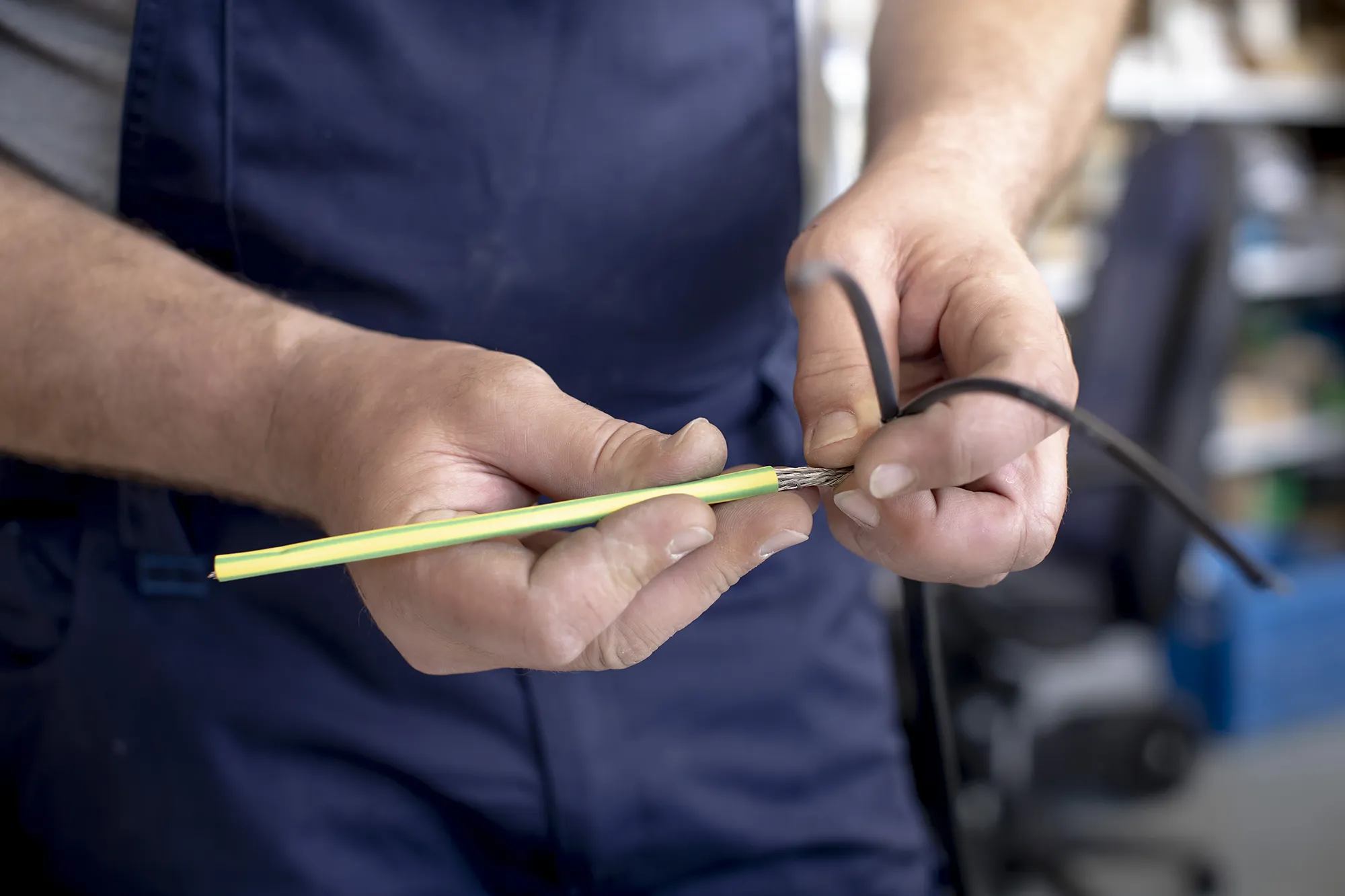 Ein Mann bastelt an einem Rohr/Kabel