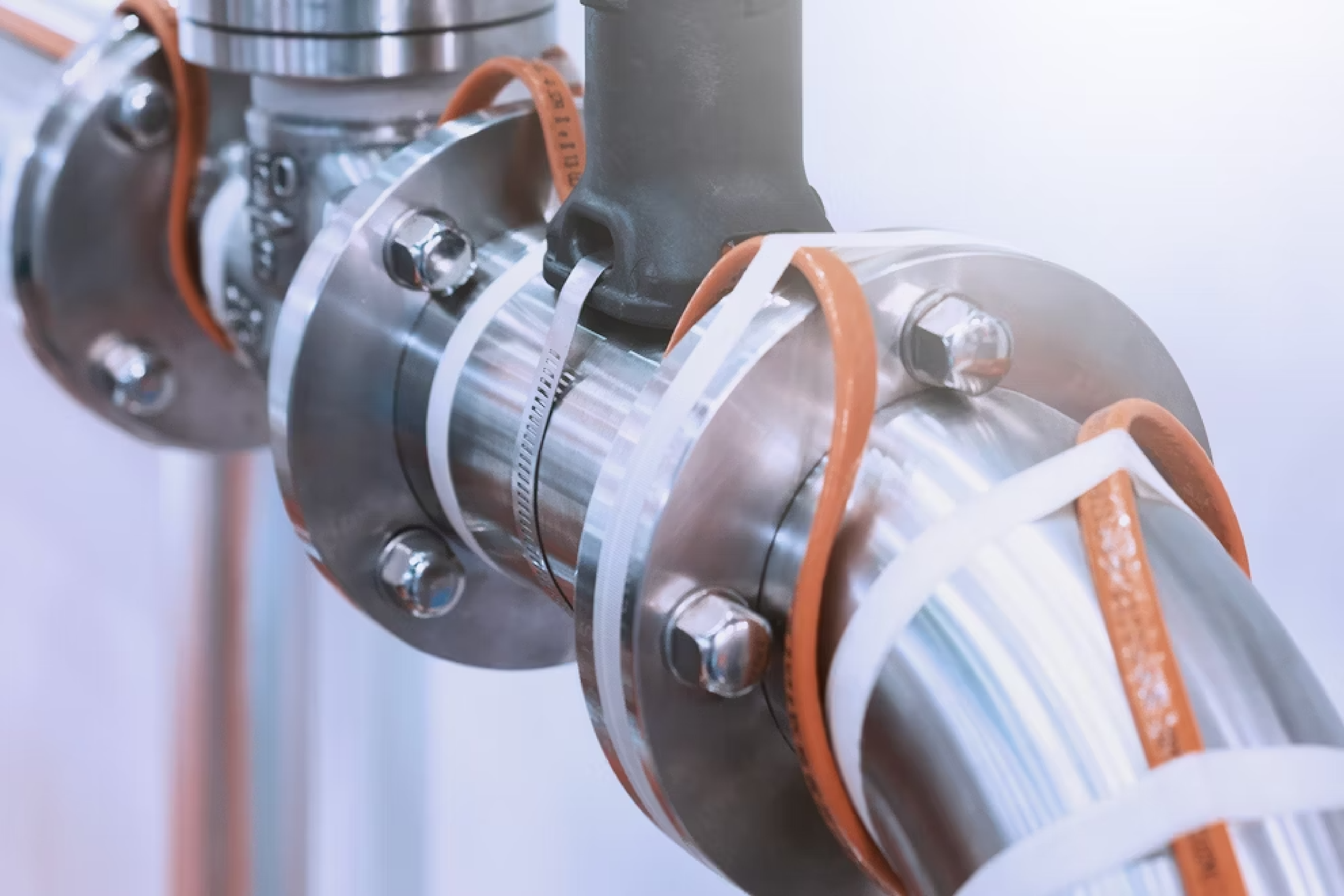 Ein silbernes Rohr mit einem roten Heizband