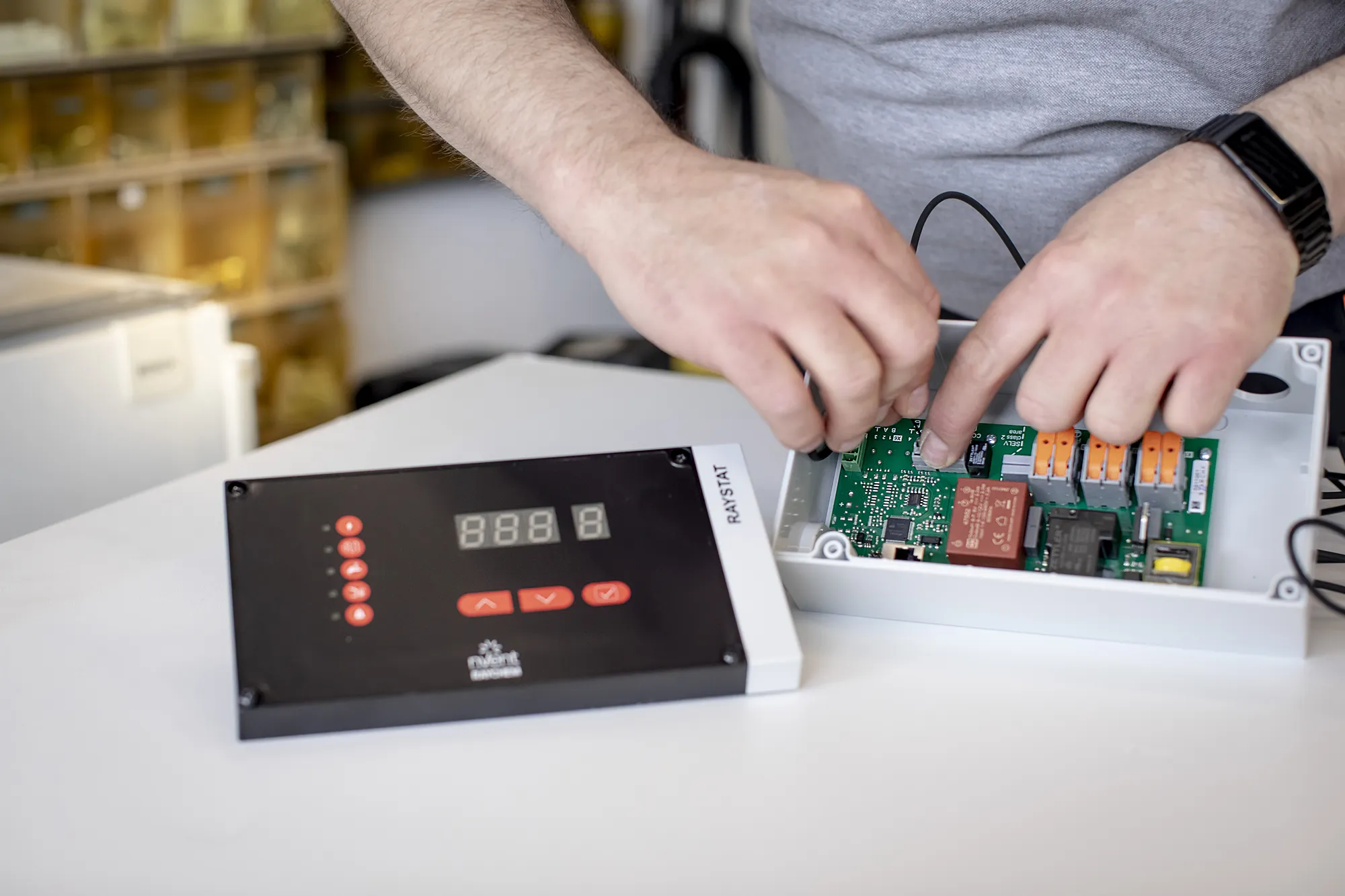 Ein Mann baut an einer technischen Platte