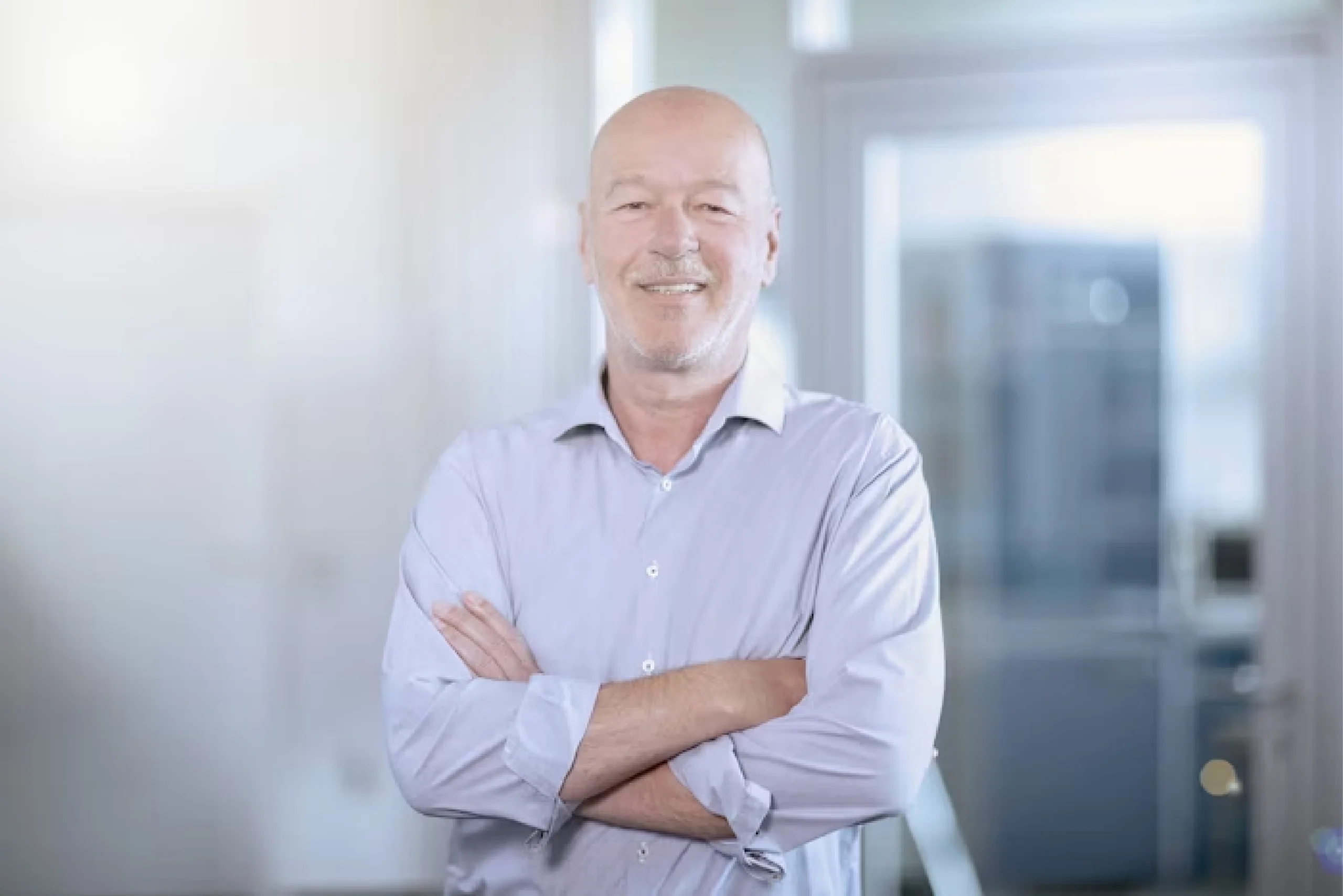 Ansprechpartner Kurt Ziegler lächelt mit verschränkten Armen in die Kamera