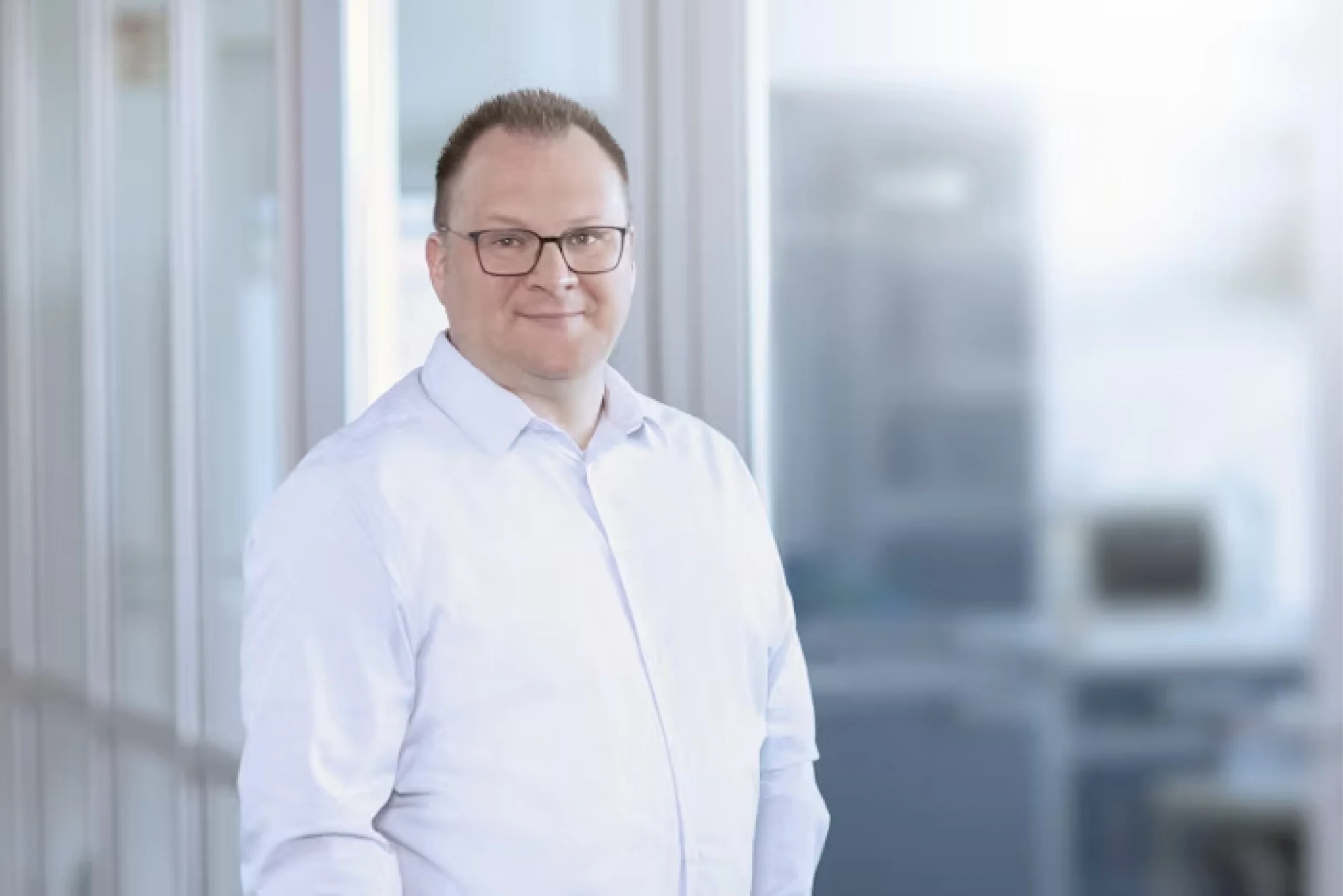 Ansprechpartner Martin Schmeling lächelt mit verschränkten Armen in die Kamera