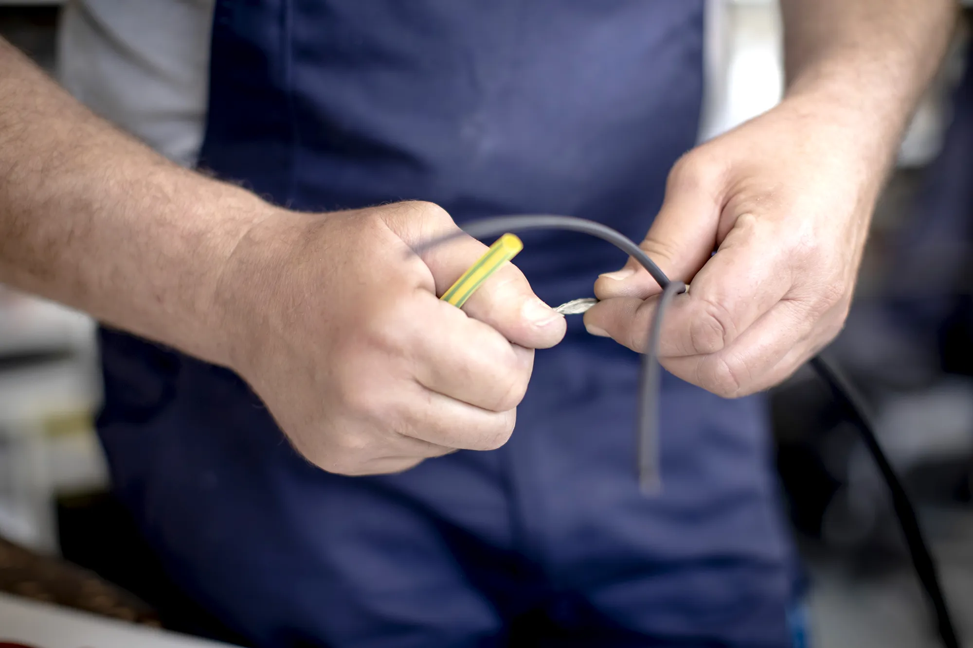 Ein Mann bastelt an einem Band rum